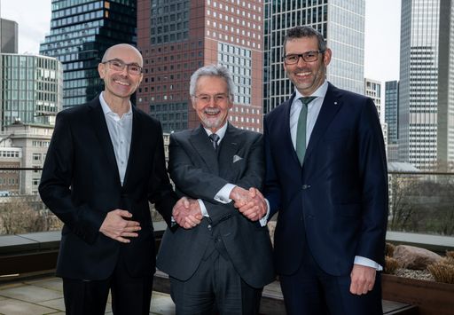 Vorschau Bild von Asklepios und RHÖN-KLINIKUM-Gründer bündeln Kräfte: Vereinbarung
eines Joint Ventures und Übernahmeangebot für RHÖN-KLINIKUM AG / V.
l. n. r.: Kai Hankeln, CEO von Asklepios, Eugen Münch,
Unternehmensgründer von Rhön Klinikum, und Hafid Rifi, CFO von
Asklepios Weiterer Text über ots und www.presseportal.de/nr/65048 /
Die Verwendung dieses Bildes ist für redaktionelle Zwecke
honorarfrei. Veröffentlichung bitte unter Quellenangabe:
"obs/Asklepios Kliniken"