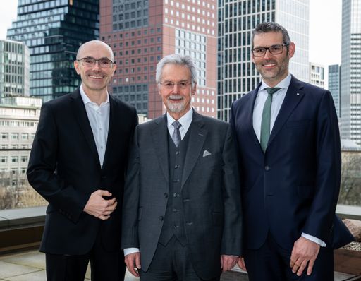 Vorschau Bild von Asklepios und RHÖN-KLINIKUM-Gründer bündeln Kräfte: Vereinbarung
eines Joint Ventures und Übernahmeangebot für RHÖN-KLINIKUM AG / V.
l. n. r.: Kai Hankeln, CEO von Asklepios, Eugen Münch,
Unternehmensgründer von Rhön Klinikum, und Hafid Rifi, CFO von
Asklepios Weiterer Text über ots und www.presseportal.de/nr/65048 /
Die Verwendung dieses Bildes ist für redaktionelle Zwecke
honorarfrei. Veröffentlichung bitte unter Quellenangabe:
"obs/Asklepios Kliniken"