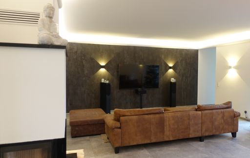 Im Wohnzimmer entstand ein wahrer Eyecatcher: Die
Schwarzstahloptik gehört zu den angesagten Kreativtechniken für ein
puristisches Ambiente. Ein weiterer Wow-Effekt: die Wirkung von
TuneLight 3340 im Deckenbereich. Die Zierprofile TL in Kombination
mit der LED-Lichtlösung erweitern den Raum und liefern eine
anpassbare indirekte Beleuchtung. Weiterer Text über ots und
www.presseportal.de/nr/127642 / Die Verwendung dieses Bildes ist für
redaktionelle Zwecke honorarfrei. Veröffentlichung bitte unter
Quellenangabe: "obs/Brillux GmbH & Co. KG"