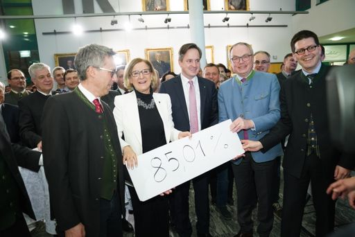 Wahlsieg mit 85,01 Prozent beim NÖ Bauernbund: Bauernbund
Österreich-Präsident Georg Strasser, Landeshauptfrau Johanna
Mikl-Leitner, Spitzenkandidat Johannes Schmuckenschlager, NÖ
Bauernbund-Obmann LH-Stv. Stephan Pernkopf, Kandidat Lorenz Mayr.