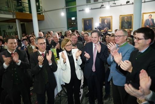 Vorschau Bild von Freude über fulminanten Wahlerfolg: NÖ Bauernbund-Direktor Paul
Nemecek, Bauernbund Österreich-Präsident Georg Strasser,
Landeshauptfrau Johanna Mikl-Leitner, Spitzenkandidat Johannes
Schmuckenschlager, NÖ Bauernbund-Obmann LH-Stv. Stephan Pernkopf,
Kandidat Lorenz Mayr.
