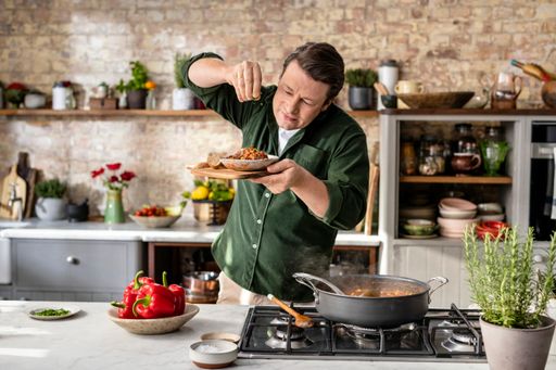 Unter dem Namen „iglo kocht mit Jamie Oliver“ sind
ab März 2020 exklusiv in Österreich sechs Tiefkühlgerichte des
weltweit bekannten Kochs im Handel erhältlich.