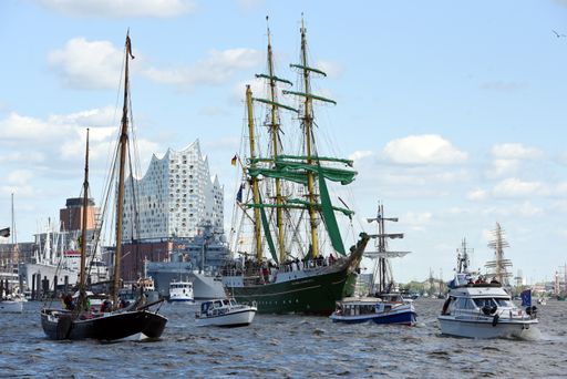  Vom 8. bis zum 10. Mai feiern die Hamburger mit Besuchern aus
aller Welt den 831. HAFENGEBURTSTAG HAMBURG. Mehr als 300
schwimmende Gäste kommen, darunter majestätische Großsegler und
Kreuzfahrtschiffe, moderne Einsatzfahrzeuge und liebevoll
restaurierte Museumsschiffe. Vor der einzigartigen Kulisse des
Hamburger Hafens erwartet die Besucher ein attraktives, maritimes
Programm für die ganze Familie. Gefeiert wird rund um die
Landungsbrücken, in der HafenCity, in der zum UNESCO Welterbe
zählenden Speicherstadt und am Museumshafen Oevelgönne. Weiterer
Text über ots und www.presseportal.de/nr/12520 / Die Verwendung
dieses Bildes ist für redaktionelle Zwecke honorarfrei.
Veröffentlichung bitte unter Quellenangabe: "obs/Hamburg Messe und
Congress GmbH"