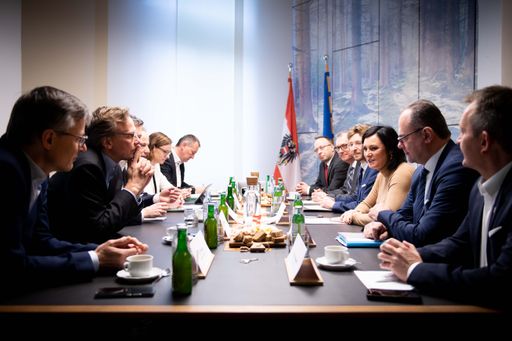 Vorschau Bild von Arbeitsgespräch Telekommunikationsbranche