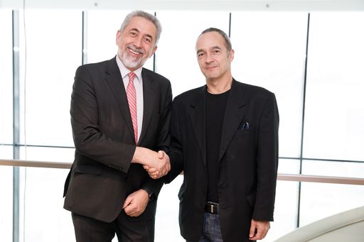  Georg Glöckler, Obmann Fachgruppe Buch- und
Medienwirtschaft WK Wien gratuliert Autor und Künstler Stefan
Slupetzky zum Buchpreis der Wiener Wirtschaft