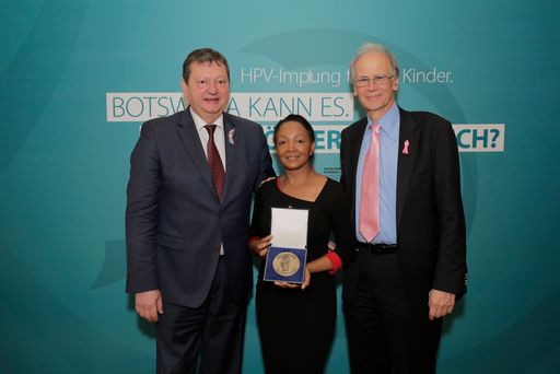 v.l.n.r.: AGO-Präsident OA Dr. Christian Schauer,
Prof. Dr. Doreen Ramogola-Masire, Krebshilfe-Präsident Univ.-Prof.
Dr. Paul Sevelda