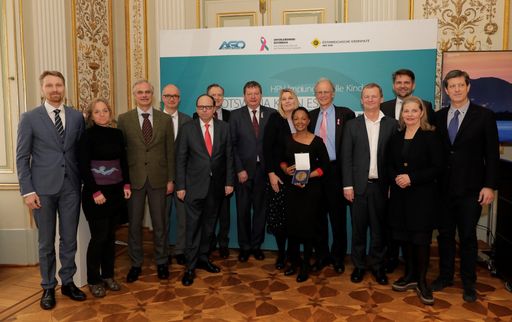 Vorschau Bild von v.l.n.r.: Dr. Mathias Tischer (Österr. Ges. für
Urologie und Andrologie), Dr. Sabine Badelt (ÖÄK, Impfreferentin,
SchulärztInnen), Univ. Prof. Dr. Christian Singer (Präsident
Gesellschaft Senologie), Prof. Dr. Dietmar Thurnher (Präsident der
Gesellschaft der HNO-ÄrztInnen), Univ. Prof. Dr. Thomas Szekeres
(Präsident der Österr. Ärztekammer), Dr. Herwig Lindner (Ärztekammer
Stmk.), OA Dr. Christian Schauer (AGO-Präsident), Dr. Gunda
Pristauz-Telsnigg (Präsidentin der Gesellschaft der GynäkologInnen),
Prof. Dr. Doreen Ramogola-Masire (Ehrengast aus Botswana,
Preisträgerin), Univ.-Prof. Dr. Paul Sevelda (Krebshilfe-Präsident),
Univ. Prof. Dr. Elmar Joura (HPV-Impfexperte, MedUni Wien), Peter
Lehner (Obmann des DV der österr. Sozialversicherungen), Mag. Dr.
Ulrike Mursch-Edlmayr (Präsidentin Österr. Apothekerkammer), Doz.
Dr. Hans Jürgen Dornbusch (Impfreferatsleiter Österr. Ges. der
KinderärztInnen)