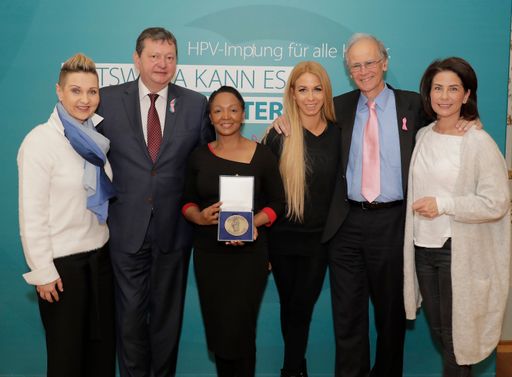 Vorschau Bild von re.: Univ.-Prof. Dr. Paul Sevelda
(Krebshilfe-Präsident), li.: OA Dr. Christian Schauer
(AGO-Präsident), mittig: Prof. Dr. Doreen Ramogola-Masire (Ehrengast
aus Botswana, Preisträgerin), v.l.n.r.: Die Pink Ribbon
Botschafterinnen Claudia Altmann-Pospischek, Yvonne Rueff und Sonja
Kato