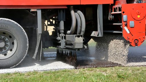 Vorschau Bild von Schont die Umwelt und verlängert die Lebensdauer
der Straße: Einbau von lösemittelfreien Oberflächenbehandlungen
(EOB) und Mikrobelag (DDK) mit bis zu 10 % nachwachsenden Rohstoffen
im Bindemittel.
