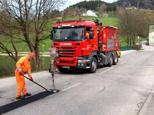  Emissionsfrei und energiesparend: VIALIT
REaktivAsphalt wird kalt eingebracht und ist zu 100 %
lösemittelfrei.
