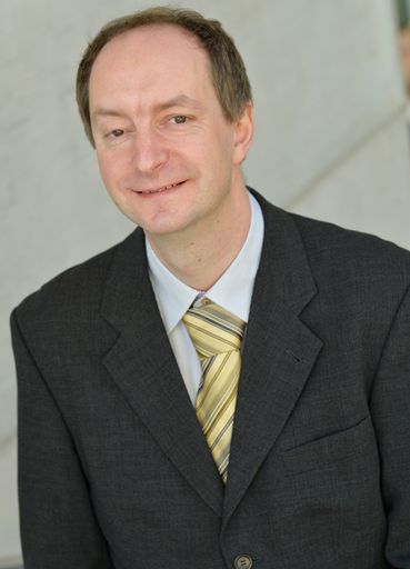 FH Kärnten Mit Märzbeginn folgte Martin Schneider
als neuer Leiter des Bachelor- und Masterstudiengangs
Bauingenieurwesen an der FH Kärnten auf Walter Schneider, der davor
die Leitung innehatte.