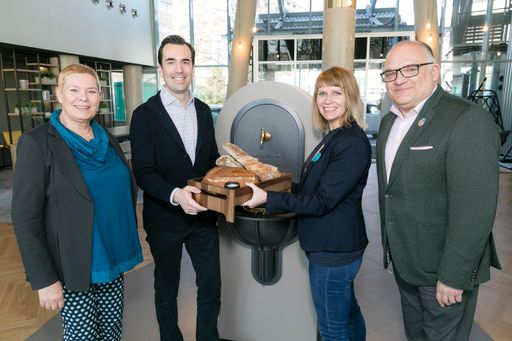 https://www.apa-fotoservice.at/galerie/22713 - im Bild v.l.n.r.:
Ursula Lichtenegger (Bezirksvorsteherin Wien Leopoldstadt); Martin
Winkler (Vorstandsvorsitzender Verkehrbüro Group); Isabell
Brandenberger (Bassena Managerin); Michael Kröger (Geschäftsführer
Austria Trend Hotels)
