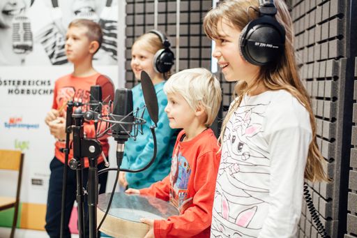  Kinder bei der Hörbuchaufnahme
