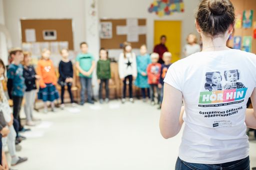 Vorschau Bild von Klasse mit einem "HÖR HIN"-Teammitglied