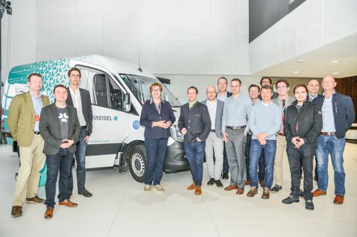  https://www.apa-fotoservice.at/galerie/22685 im Bild: J.Kreisel,
Kreisel Electric; R. Reinbrech, BMK; Theresia Vogel, Klima- und
Energiefonds; N. Skarabela, Schachinger Logistik-Gruppe; B.
Schatzlmayr-Piekarz, i-LOG; M. Schwaiger, Satiamo; W. Müller, CNL;
M. Schachinger, Schachinger Logistk-Gruppe mit weiteren
Projektpartnern Wien - LEEFF [li:v] - Projektname 1. Low Emission
Electric Freight Fleets Emissionsarmer Einsatz elektromobiler
Güterverkehrsflotten 2. Ziel von LEEFF ist die Entwicklung,
Demonstration und Validierung einer integrativen Gesamtlösung , die
es ermöglicht, elektrifizierte Nutzfahrzeuge wirtschaftlich und
zuverlässig in ihre Flotte zu integrieren.