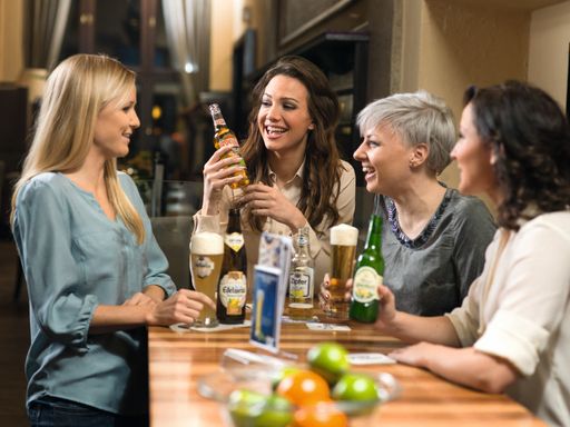 Frauen trinken besonders gerne Biermischgetränke
aber auch alkoholfreies Bier und greifen am liebsten zu den
Biersorten Märzen, Pils und Weizenbier.