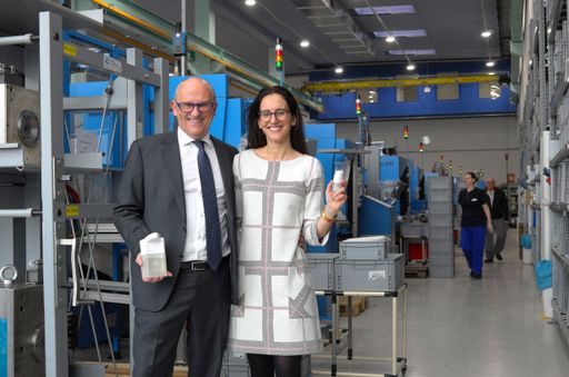 Bild zu OTS - Hans Georg und Stefanie Hagleitner im firmeneigenen
Spritzgießwerk: Der Vater leitet das Unternehmen. Die Tochter wirkt
federführend mit, für die Marke „hagi“ ist sie verantwortlich.