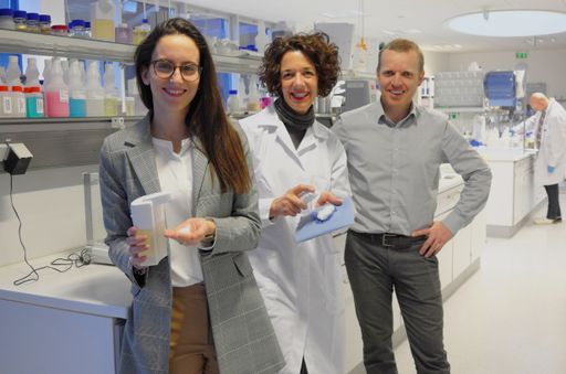 Vorschau Bild von Im Bild v. l.: Marken-Verantwortliche Stefanie
Hagleitner, Chemikerin Kerstin Heine und Entwicklungsleiter
Christoph Lind im Labor (alle beschäftigt bei Hagleitner)