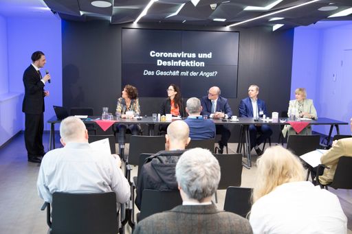 Vorschau Bild von https://www.apa-fotoservice.at/galerie/22813 Über den Einstieg ins 
Privatkundengeschäft hat das Unternehmen Hagleitner auf einer 
Pressekonferenz informiert, die fand am 6. März 2020 im APA-
Pressezentrum in Wien statt. – Podium v. l. n. r.: Chemikerin Kerstin 
Heine, Marken-Verantwortliche Stefanie Hagleitner, 
Unternehmensinhaber und Geschäftsführer Hans Georg Hagleitner, 
Entwicklungsleiter Christoph Lind (alle Hagleitner) – Motivforscherin 
Helene Karmasin (Karmasin Behavioural Insights).