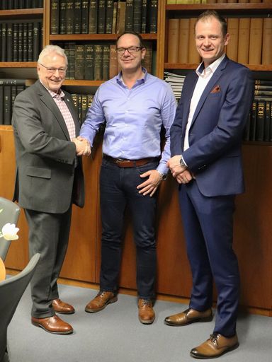 Abgebildet sind (v.l.n.r.) Detlef Daues, Gründer und aktiver
Beirat der V-LINE GROUP, Geschäftsführer der SH-Tools GmbH Sven
Hunze sowie Tilman Mieseler, Geschäftsführer der V-LINE EUROPE GmbH
/ Mittelständler und Start-Up gehen gemeinsamen Weg Richtung
Zukunft. Die Verwendung dieses Bildes ist für redaktionelle Zwecke
honorarfrei. Veröffentlichung bitte unter Quellenangabe: "ots/V-LINE
EUROPE GmbH". Weiterer Text über ots und
www.presseportal.de/nr/126864 / Die Verwendung dieses Bildes ist für
redaktionelle Zwecke honorarfrei. Veröffentlichung bitte unter
Quellenangabe: "obs/V-LINE EUROPE GmbH"