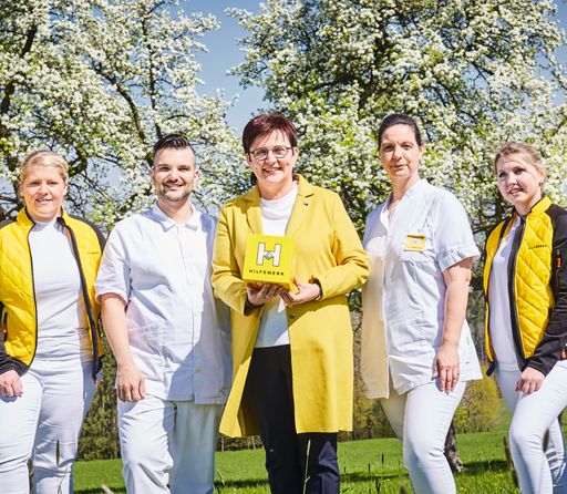 Hilfswerk-Präsidentin LAbg. Bgm. Michaela
Hinterholzer im Kreise des Hilfswerk-Teams
