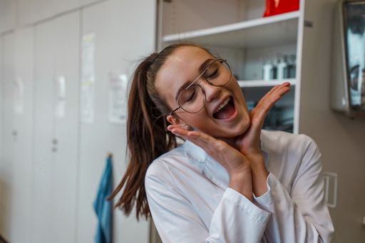  Begeisterte Schülerin im Chemielabor