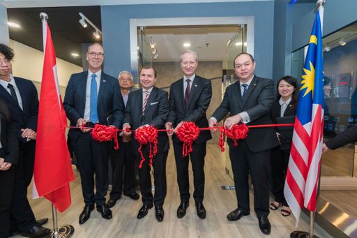 „Das TÜV AUSTRIA Cybersecurity Lab wird Malaysia
als Asiens führendes Land für die Bewertung, Prüfung und
Zertifizierung von Cybersicherheit in großem Umfang stärken“,
betonte Fong Choong-Fook, Geschäftsführer der LGMS-Group (v.l.n.r.)
TÜV TRUST IT Geschäftsführer Detlev Henze, Y.Bhg Tan Sri Dato' Seri
Ting Chew Peh, ACE Group - Group Advisor, Martin Postl,
Österreichischer Botschafter in Malaysia und Brunei, TÜV AUSTRIA CEO
Stefan Haas, Fong Choong-Fook, Geschäftsführer LGMS Group, Goh Soon
Sei, Co-Founder LGMS Group. tuvaustria.com