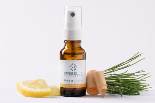  Das wertvolle ätherische Zirbenöl weist besondere
Eigenschaften auf. Neben der schützenden Wirkung der Zellen ist es
antibakteriell. Das Zirbenspray beruhigt Herzschlag und Atmung und
führt so zu tiefer Entspannung und erholsamem Schlaf. Der Raumspray
ist besonders gut zur Reinigung der Luft und zur Erfrischung.
Außerdem eignet es sich für eine befreite Atmung und ein aktives
Immunsystem in der kalten Jahreszeit.