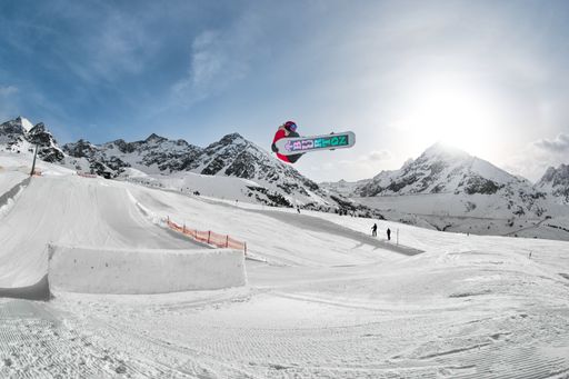  Austrian und German Masters, Austria Freeski Days
und Europas beste Rider: der perfekt geshapte KPark bietet
zahlreiche Highlights bis Saisonende.