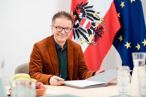 Gesundheitsminister Anschober unterzeichnet die
Charta „Kinder essen gesund“ des FGÖ.