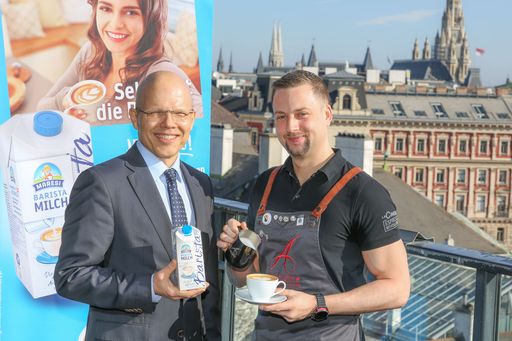 MARESI-Geschäftsführer Dr. Andreas Nentwich (links
im Bild) und Austrian Latte Art Champion Benjamin Graf (rechts im
Bild) beim MARESI Launch der Barista Milch im 25hours Hotel