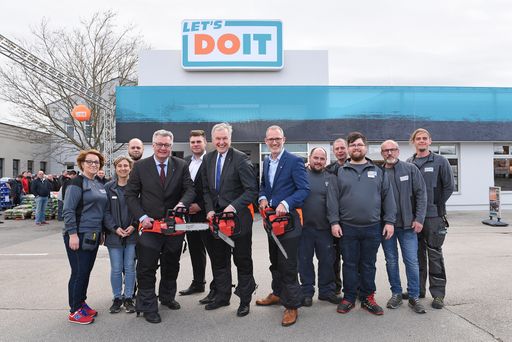 LR Martin Eichtinger, LAbg. Christoph Kainz und
Markus Dulle mit dem Team von LET'S DOIT Pfaffstätten.