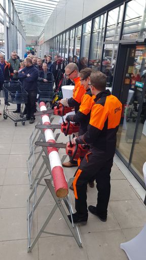 Vorschau Bild von Bürgermeister Ing. Marcus Martschitsch, 3e-Vorstand
Markus Dulle und Marktleiter Thomas Friesenbichler durchsägen
symbolkräftig einen Holzbalken mit Kettensägen und eröffnen damit
den neuen Werkzeugfachmarkt.