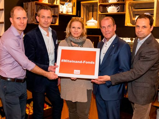 im Bild: Herbert Bauer (Coca-Cola Hellenic
Österreich), Martin Brezovich, Vorstandsvorsitzender und Sprecher
der emba, Michaela Reitterer, Präsidenten der Hoteliervereinigung
Peter Dobcak, Philipp Bodzenta (Coca-Cola Österreich Gmbh)