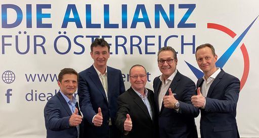 Bezirksrat Gerhard Wegscheidler (Mitte) mit LAbg.
Dietrich Kops, Klubobmann LAbg. Karl Baron, Bürgermeister-Kandidat
HC Strache und LAbg. Klaus Handler