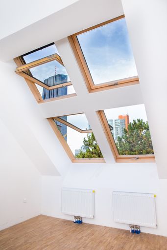 Vorschau Bild von Im Dachgeschoß wurden 600 Stück dreifachverglaste
Dachfenster von FAKRO verbaut.