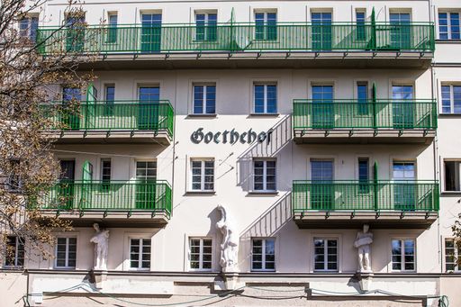Vorschau Bild von Im Dachgeschoß wurden 600 Stück dreifachverglaste
Dachfenster von FAKRO verbaut.