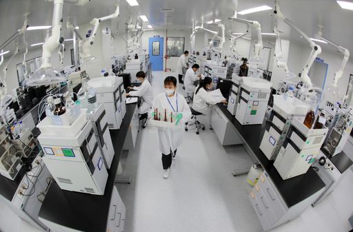 Drug inspectors test Favipiravir tablets at the Quality Control
Centre of Zhejiang Hisun Pharmaceutical Co. Ltd. Weiterer Text über
ots und www.presseportal.de/nr/142806 / Die Verwendung dieses Bildes
ist für redaktionelle Zwecke honorarfrei. Veröffentlichung bitte
unter Quellenangabe: "obs/Zhejiang Hisun Pharmaceutical Co. Ltd."