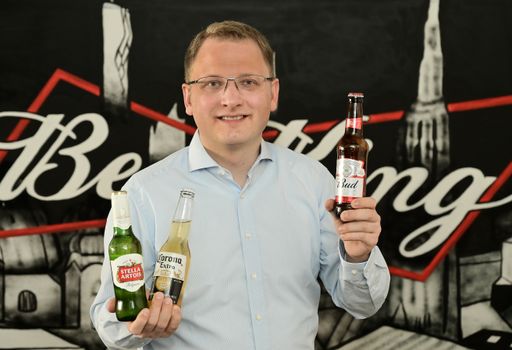 Mit einer eigenen Gesellschaft und Sitz in Wien
übernimmt Country Manager Lennart Kübler die Verantwortung für die
Marken des Bierkonzerns, die bisher über lokale Partner vertrieben
wurden.
