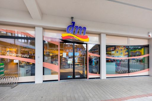Seit 15. März sind die 171 Friseur- und 113
Kosmetikstudios sowie die gesunde pause Frischetheken von dm
drogerie markt geschlossen.