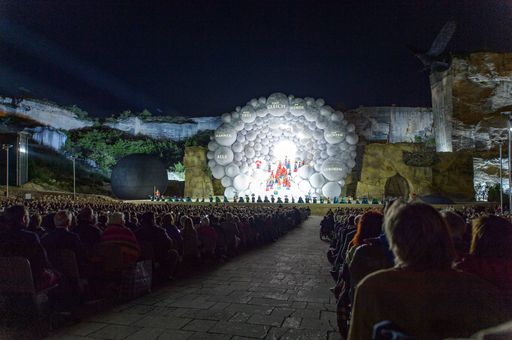 Die für den 8. Juli geplante Premiere von Giacomo Puccinis
„Turandot“ sowie alle weiteren Termine werden in die Spielsaison
2021 verschoben. Bereits gekaufte Karten können kostenlos
umgetauscht werden.