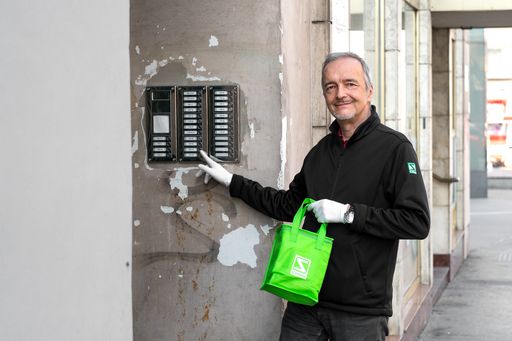  Georg Cirko, Außendienstmitarbeiter bei Schwabe
Austria, liefert in seiner Freizeit Medikamente an Privatpersonen,
die das Haus momentan nicht verlassen sollen.