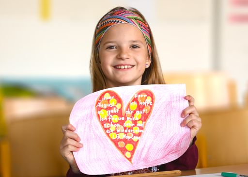  Unter dem Motto #WirDenkenAnEuch ruft das
Demenzkompetenzzentrum der AHA-Gruppe “MaVida Park” zu einer
internationalen Aktion auf, bei der Kinder alten Menschen in Zeiten
der Einsamkeit ein Zeichen der Nähe senden. © AHA-Gruppe |
Studiohorst