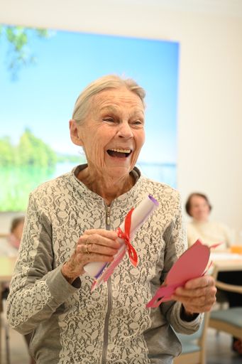 Vorschau Bild von Unter dem Motto #WirDenkenAnEuch ruft das
Demenzkompetenzzentrum der AHA-Gruppe “MaVida Park” zu einer
internationalen Aktion auf, bei der Kinder alten Menschen in Zeiten
der Einsamkeit ein Zeichen der Nähe senden.