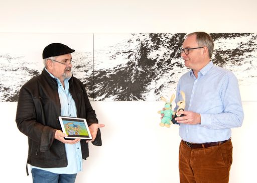 v.l.n.r.: Paul Sieberer, Autor von
Kindergeschichten und Theaterstücken, und LH-Stellvertreter Dr.
Stephan Pernkopf