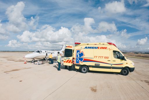  Paphos - Transport des Patienten angekommen beim Ambulanzflugzeug