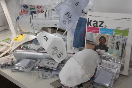  Freiwillige nähen seit Tagen bunten Atemschutz zur
Unterstützung der Straßenzeitung kaz. Die Masken können bei
VerkäuferInnen vor Kärntner Supermärkten oder per Post bezogen
werden.