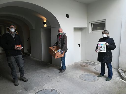 Vorschau Bild von Einen Teil der selbst gemachten bunten Masken
verschenkt die kaz. auch an andere soziale Initiativen. Etwa an
ihren Kooperationspartner "Verein Together", der derzeit
Gratis-Lebensmittelboxen an Bedürftige in Kärnten verteilt.