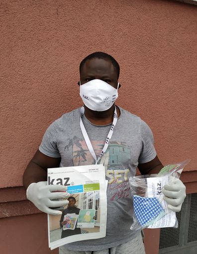 Vorschau Bild von kaz.-Verkäufer Friday Edeh bietet derzeit in
Klagenfurt Corona-Atemschutz an. Der Erlös der Spenden-Aktion soll
dem sozialen Medium kaz. helfen, sein Überleben zu sichern.