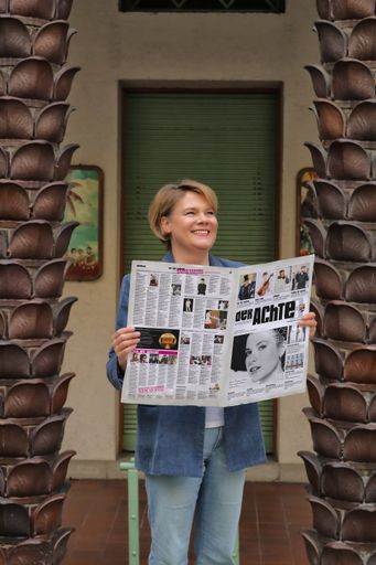  Elisabeth Hundstorfer mit der brandneuen
großformatigen Lokalzeitung für die Wiener Joseftstadt!